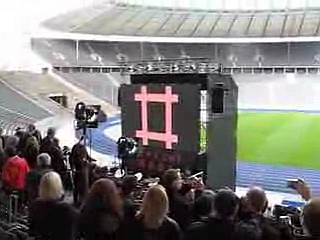 Az első dalok: Wrong és Peace