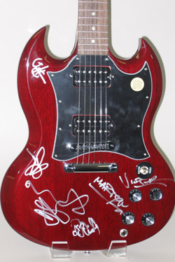 Dave Gahan által is Dedikált Gibson gitár